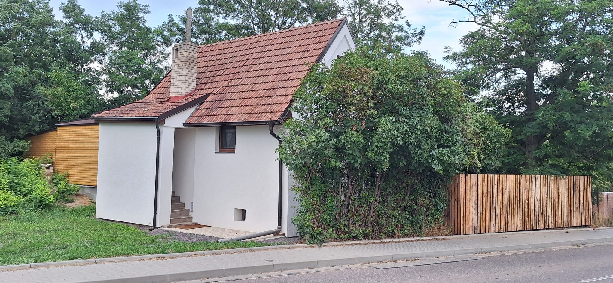 Obývací pokoj s gaučem a jídelním stolem