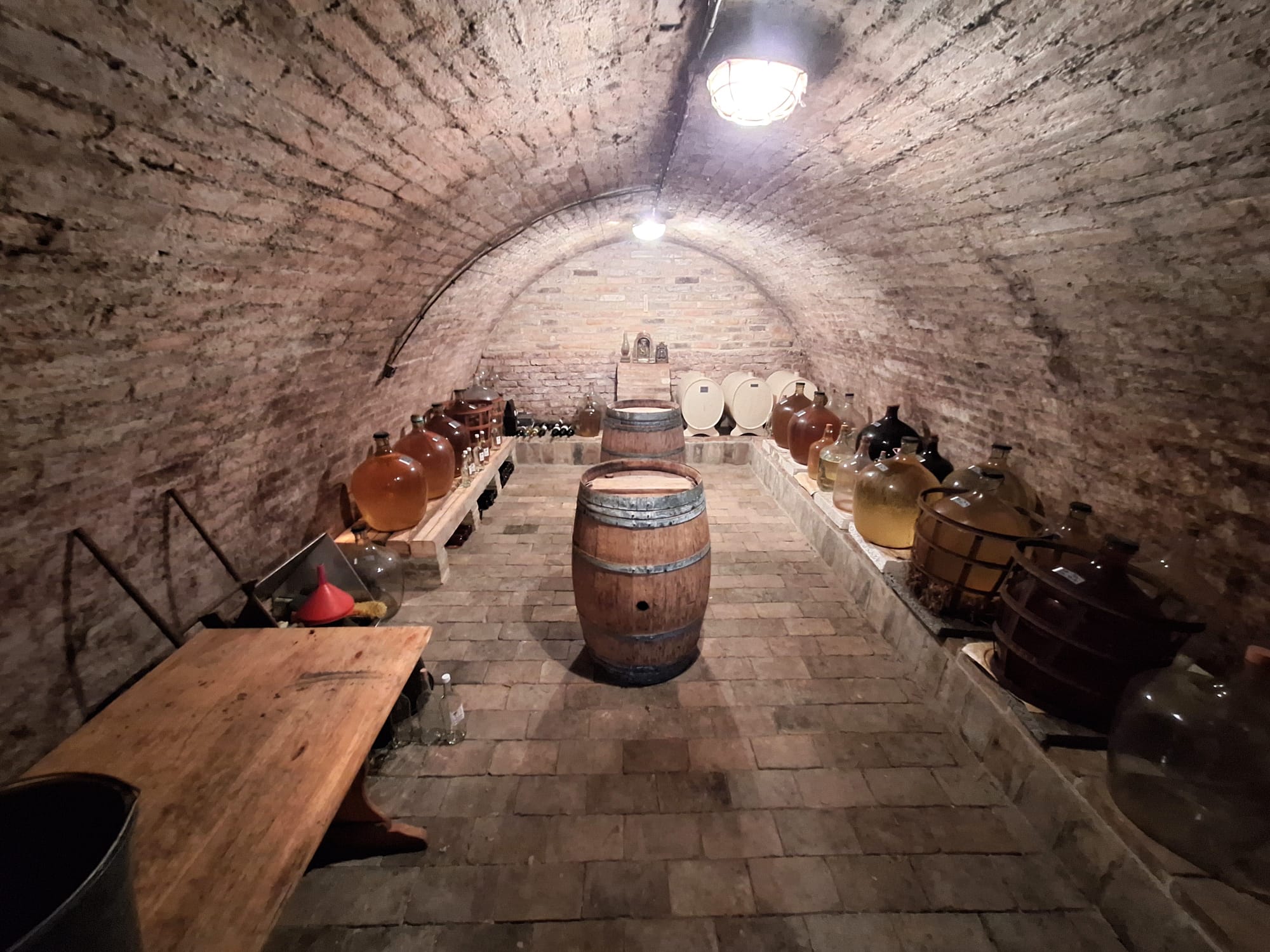 Vinný sklep s klenbou a sudy
