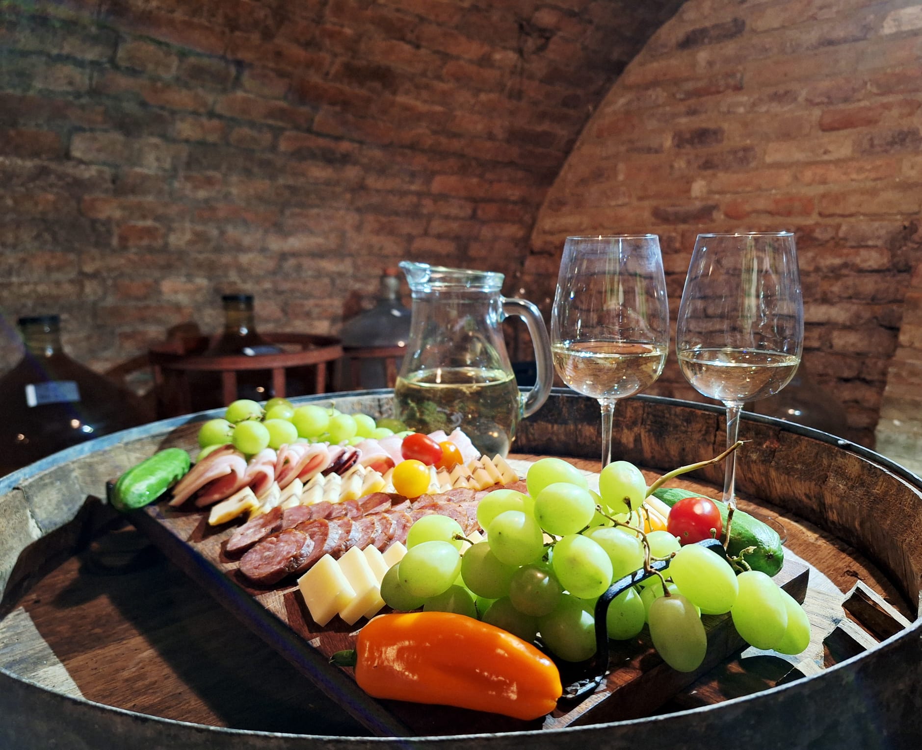 Vinný sklep s klenbou a sudy