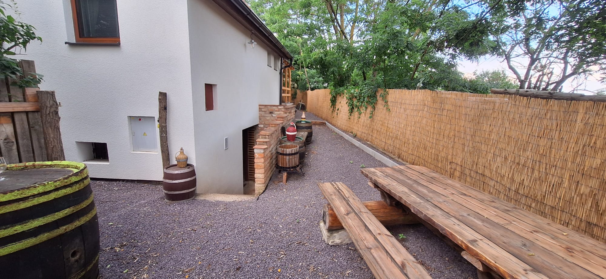 Vstup do vinného sklepa s demižóny a sudy