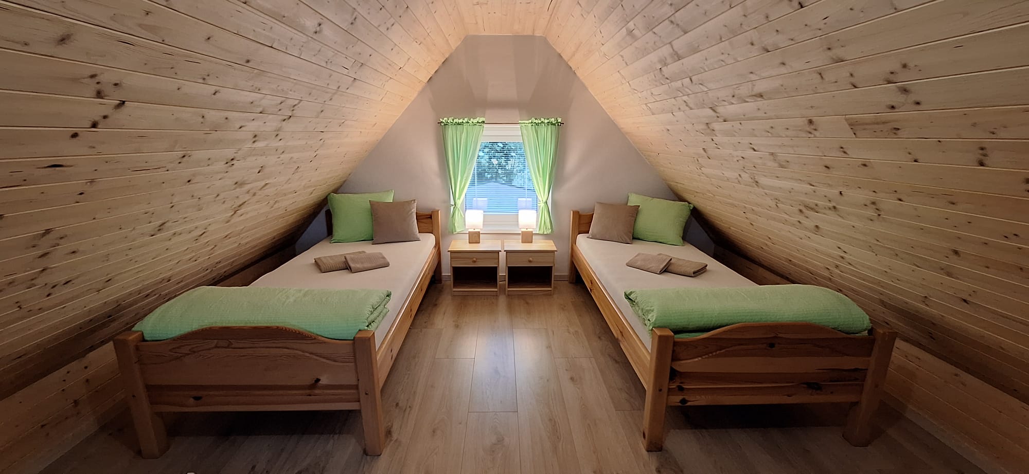 Podkrovní ložnice se dvěma postelemi
