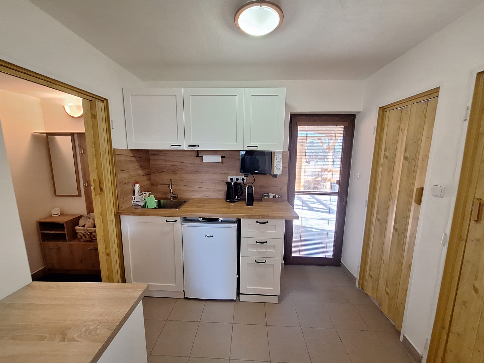 Vybavená kuchyňka s lednicí a mikrovlnkou