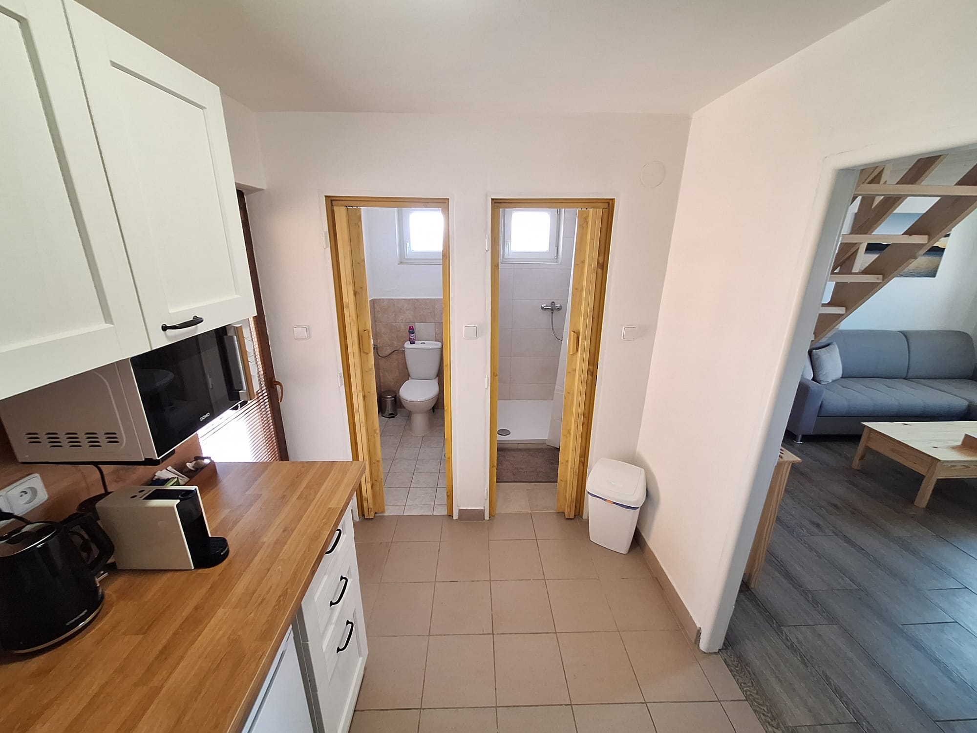 Venkovní posezení s dřevěným stolem