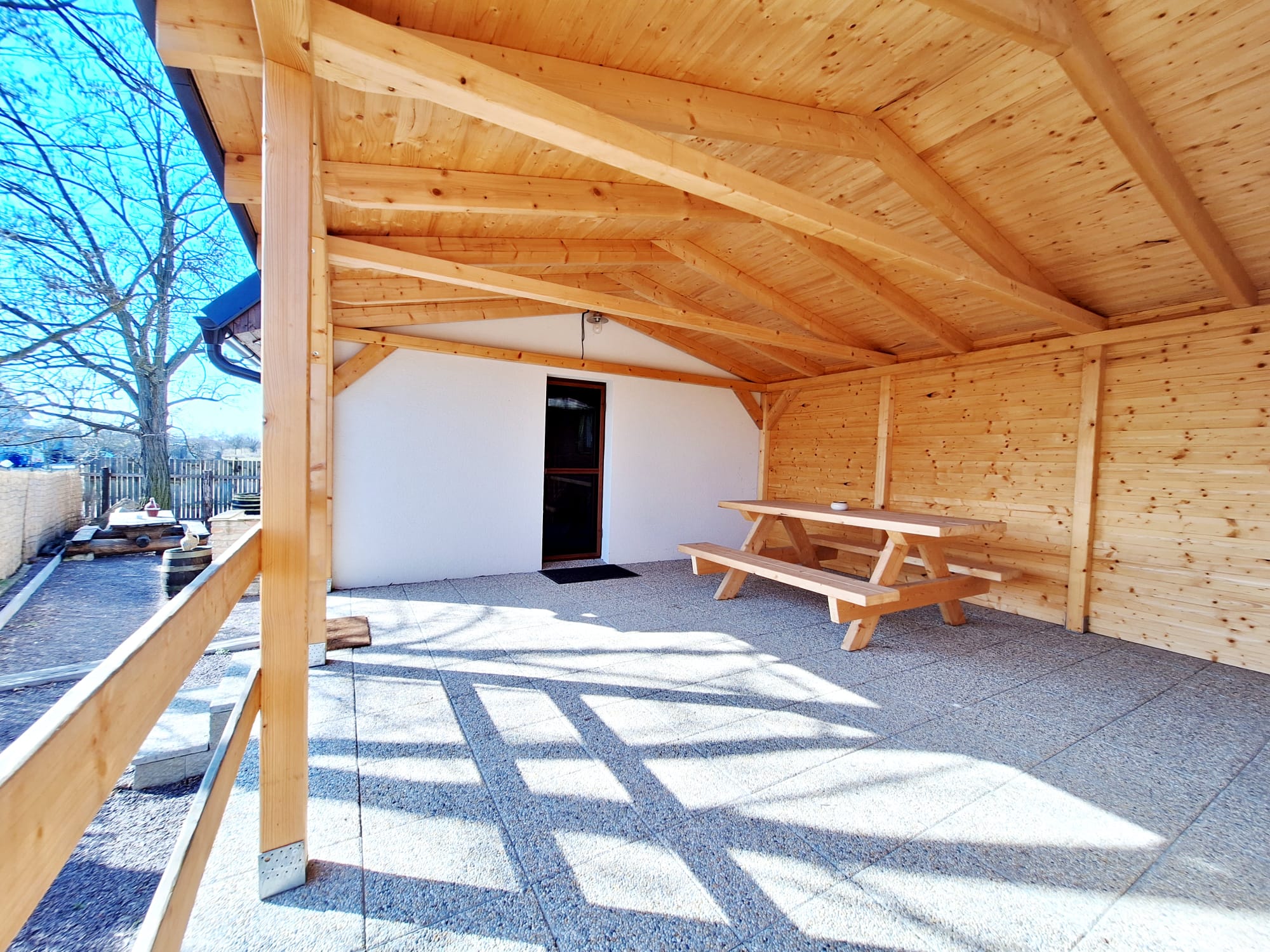 Vinný sklep s klenbou a sudy